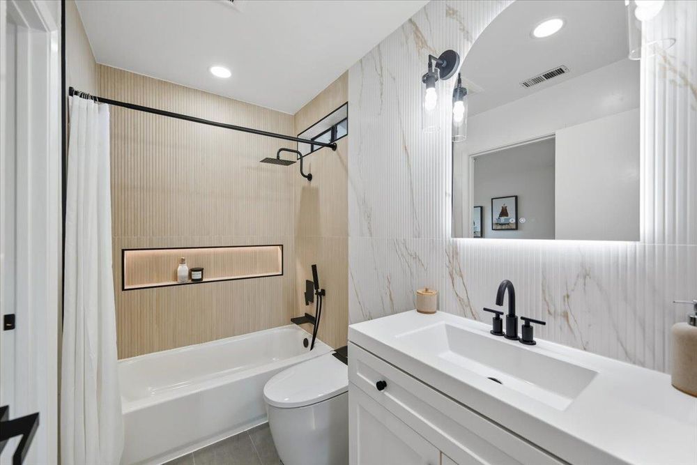 Bath with marble and fluted tile