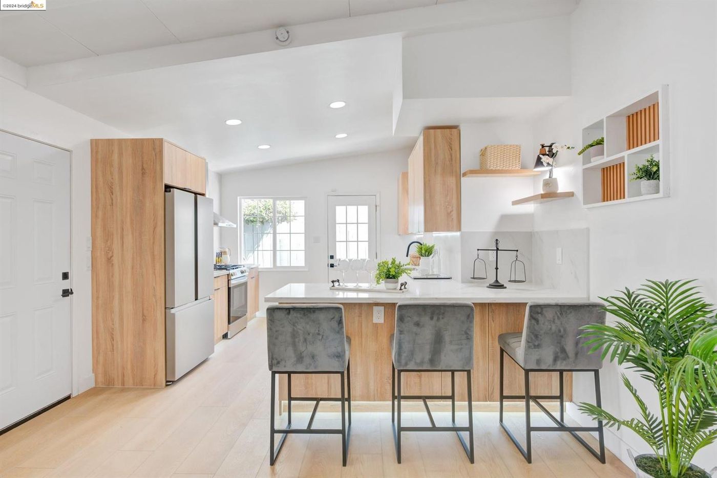 Kitchen peninsula with bar seating